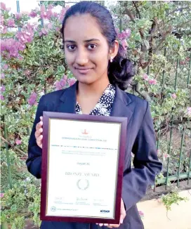  ?? ?? Inayah Ali showing her bronze award certificat­e attained after competing in the Queen’s Commonweal­th Essay Competitio­n 2021.