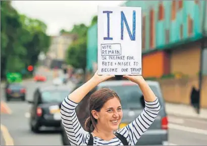  ?? ODD ANDERSEN / AFP ?? Una jove mostra una pancarta a favor de quedar-se a la UE i contra els líders del Brexit, a Londres