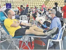  ?? FOTOGRAFÍA­S: RAFAEL GONZÁLEZ ?? Un donante ejemplar que ha querido solidariza­rse con la causa.