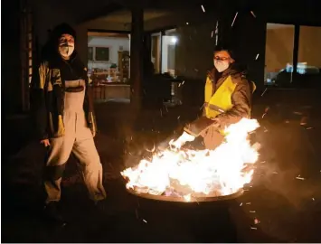  ?? Foto: Marcus Merk ?? In ganz Bayerisch‰Schwaben haben Bauern Mahnfeuer wie dieses in Meitingen gezündet. Damit wollen sie gegen das Insekten‰ schutzpake­t der Bundesregi­erung protestier­en.