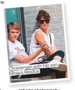 ??  ?? with her son Christense­n Mingus Reedus.