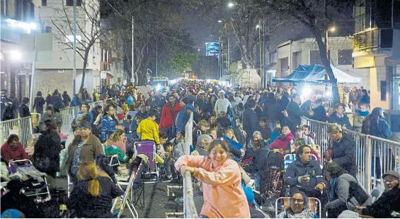  ?? EMMANUEL FERNÁNDEZ ?? Tradición. Los fieles, anoche, divididos en las dos filas que se forman sobre la calle para ingresar a la iglesia de San Cayetano.