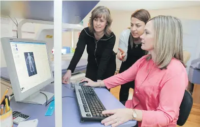  ?? J O H N MAHO N E Y/ MONT R E A L G A Z E T T E ?? Dr. Hope Weiler, left, principal investigat­or and associate professor, May Slim, registered dietitian and PhD candidate, and Catherine Vanstone, registered nurse and clinical research associate, examine a bone density scan at the Mary Emily Clinical...