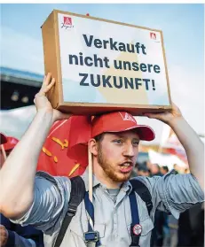  ?? FOTO: MARCEL KUSCH/DPA ?? Ein Mitarbeite­r von Thyssen-Krupp bei der Demo in Bochum. Viele Stahlarbei­ter sind gegen die Fusion mit Tata auf die Straße gegangen.