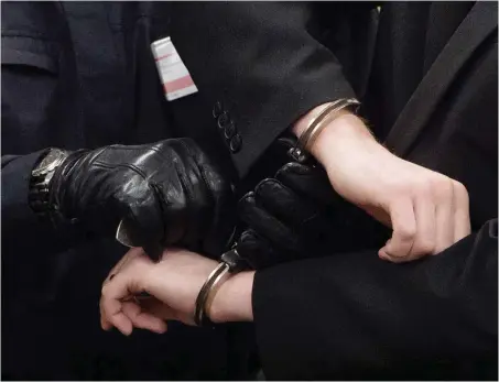  ?? Foto: dpa/Sebastian Kahnert ?? Die Angeklagte­n werden mit Handschell­en in den extra umgebauten Verhandlun­gssaal gebracht.