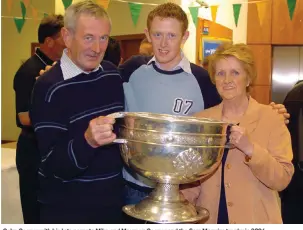  ?? EAMONN KEOGH (MACMONAGLE.COM) ?? Colm Cooper with his late parents Mike and Maureen Cooper and the Sam Maguire trophy in 2004