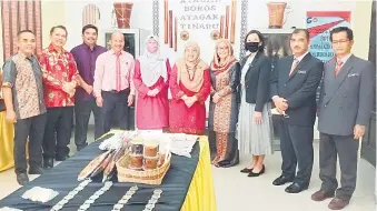  ?? ?? TENAGA UTAMA: Rosmawati (lima kanan) bersama pensyarah-pensyarah Jabatan Bahasa Kadazandus­un IPG Kampus Kent Tuaran.