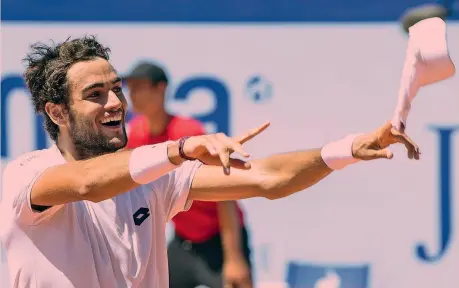  ??  ?? Matteo Berrettini, 22 anni, è stato il sesto giocatore italiano più giovane a vincere un torneo. Sopra, coach Vincenzo Santopadre EPA