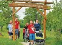  ??  ?? Zahlreiche Familien nutzten den Feiertag bei bestem Wetter für Wanderunge­n. Ein beliebtes Ziel war an diesem Tag auch die Kirschplan­tage der Stadt Treffurt.