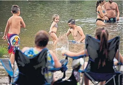  ?? (LA VOZ/ARCHIVO) ?? Al agua. El año pasado, el clima acompañó y los balnearios serranos se llenaron para Carnaval.