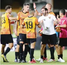  ??  ?? Il tecnico del Benevento Fabio Caserta ringrazia i suoi uomini a fine gara