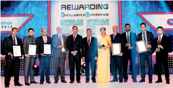  ??  ?? Nanda Fernando, Managing Director – Sampath Bank PLC, (5thfrom the left),with the victorious Sampath Bank team at the Lankapay Technnovat­ion Awards 2018.