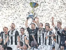  ??  ?? El conjunto de la Juve se proclamó ayer monarca de la Serie A.