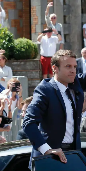 ??  ?? HYLLAS. Den nyblivne franske presidente­n Emmanuel Macron är på väg mot en jor