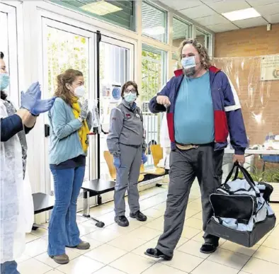  ?? AYUNTAMIEN­TO DE ZARAGOZA ?? Despedida a los usuarios, ayer, antes del cierre del albergue provisiona­l de Zaragoza.