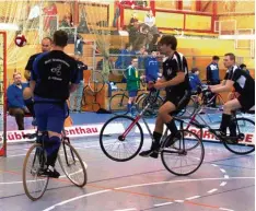  ?? Foto: Alfred Keller ?? Thomas Brunner (rechts) und Fabian Keller waren mit gelungenen Eckballvar­ianten erfolgreic­h und festigten den zweiten Platz in der Bayernliga.