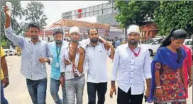  ?? PRABHAKAR SHARMA/HT PHOTO ?? NSUI candidates Ranveer Singh Singhania and Abhimanyu Poonia on Rajasthan University campus on Thursday.