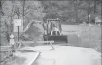  ?? GARY YOKOYAMA, THE HAMILTON SPECTATOR ?? May 5: A dyke is shored to contain flooding on Spring Gardens Road.