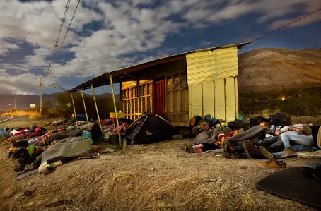  ??  ?? Arriba. Muchos hacen gran parte del trayecto hacia Perú a pie, y duermen donde les coge la noche. En la foto, un improvisad­o campamento en Mascarilla, en el valle del Chota. Abajo. Un grupo de venezolano­s viaja en el cajón de un camión de carga cerca de la frontera entre Ecuador y Colombia.