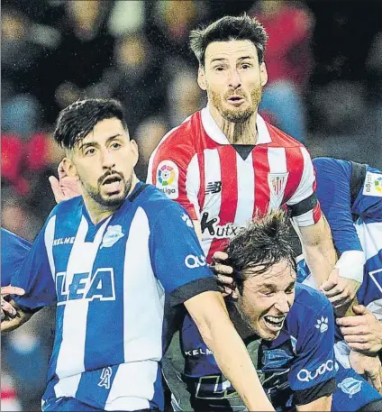  ?? FOTO: JUAN ECHEVERRÍA ?? Viejos conocidos La defensa del Alavés ya sabe lo que supone frenar a un delantero como Aritz Aduriz