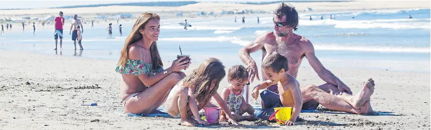  ?? Fotos : Paula salischike­r ?? Amparo Alastuey, Pedro Orellana y sus tres hijos disfrutan de la playa del Cabo a pocos días de llegar desde Trenque Lauquen