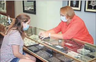  ?? Doug Walker ?? Amber West (left) looks at some jewelry with Elaine Abercrombi­e at Greene’s Jewelers on Broad Street.