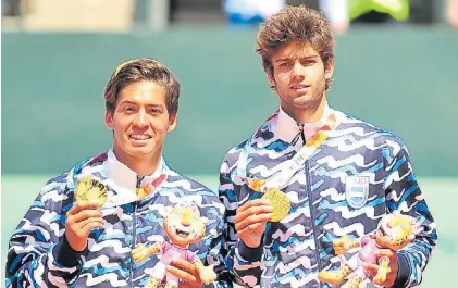  ??  ?? La pareja. Báez y el zurdo Díaz Acosta. Campeones y proyecto argentino. Hubo ovación para ellos.