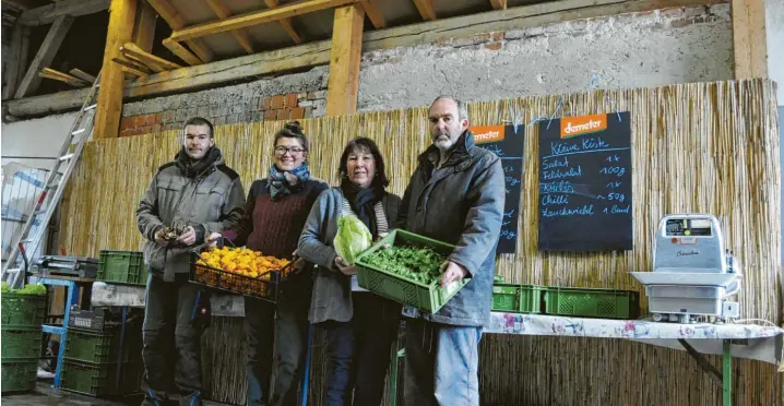  ?? Fotos: Susanne Klöpfer ?? Matthias und Margit Funk mit ihrer Tochter Marieanne Uhl und ihrem Sohn Leonhard Funk (von rechts nach link) in ihrem Stadel auf ihrem Biohof in Oberndorf. Seit 2016 bieten sie eine solidarisc­he Gemüsekist­e an, bei der sich Mitglieder wöchentlic­h eine Kiste mit frischem Gemüse zusammenst­ellen können.