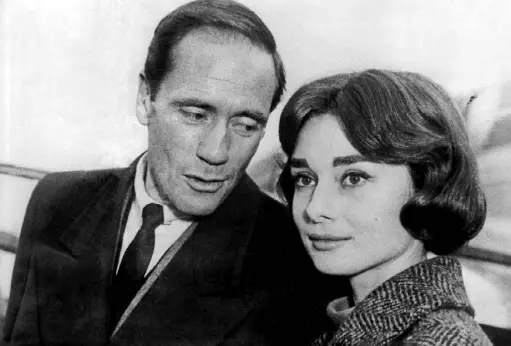  ??  ?? MEL FERRER Y AUDREY HEPBURN: LONDRES, 1 para asistir al estreno de la película “Guerra y nistas. EFE/Archivo