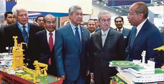  ??  ?? Ahmad Zahid bersama Penasihat PETRONAS, Tun Abdullah Ahmad Badawi (dua dari kanan) dan Pengerusi Malaysian Exhibition Services Sdn Bhd, Tan Sri Asmat Kamaludin (kiri) selepas merasmikan OGA 2017 di Pusat Konvensyen Kuala Lumpur (KLCC), semalam.