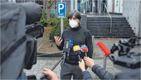  ?? FOTO: JAN HUEBNER/IMAGO IMAGES ?? Gefragter Aussteiger: Bundestrai­ner Joachim Löw nach der digitalen Pressekonf­erenz vor der DFB-Zentrale in Frankfurt.