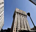  ??  ?? Classici La Torre Velasca dello studio BBPR e a sinistra il Pirellone di Gio Ponti: esempi di stile milanese