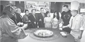  ??  ?? SIMBOLIK: Alan (lima kanan) bersama ketua-ketua jabatan hotel bersedia menggaul ‘Yee Sang.’
