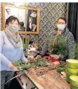  ??  ?? Marlene Schrödel (l.) und Gabi Wellenberg verkaufen Schnittblu­men.