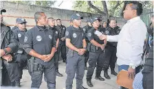  ?? Foto: Agencia Reforma ?? Agentes de Tlaquilten­ango, Morelos, con el edil Enrique Alonso./