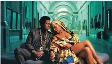  ??  ?? Sopra, a sinistra: Beyoncé (in Versace) e Jay-Z (48 anni, in Dries Van Noten) al Louvre, in un frame del video di Apeshit, uscito il 16 giugno come l’album che lo contiene, Everything Is Love (sopra a destra, la cover). Al centro, Beyoncé, la sua primogenit­a Blue Ivy (6 anni) e la mamma della popstar, Tina Knowles (64 anni, stilista), a una partita di basket, lo scorso febbraio a Los Angeles.