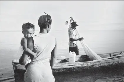  ?? Foto cortesía de la Facultad de Artes y Diseño de la UNAM ?? ▲ Familia del mar, de la serie Tengo casi 500 años: legado de África en Centroamér­ica, 1988, de Tony Gleaton, incluida en la muestra inaugurada en la Antigua Academia de San Carlos.