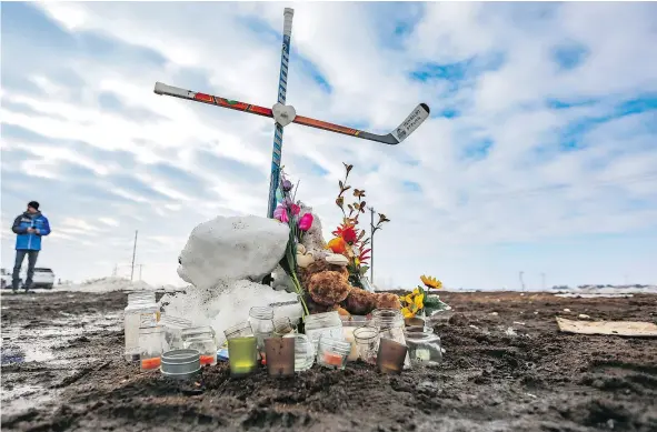  ?? — POSTMEDIA NEWS ?? A memorial for members of the Humboldt Broncos junior hockey team continues to grow at the scene of Friday’s crash that killed 15 players, staff and volunteers and injured 14 others near Tisdale, Sask. Funerals will be held this week for two of the dead.