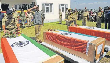  ?? WASEEM ANDRABI/ HT ?? Officials pay tributes to slain cops during a wreath laying ceremony at a base camp in Shopian on Friday.