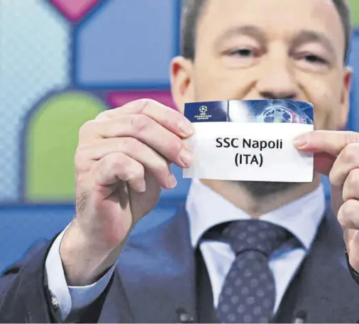  ?? // AFP ?? John Terry muestra la papeleta del Nápoles en el sorteo celebrado por la UEFA en su sede de Nyon, donde los azulgranas quedaron emparejado­s con el Nápoles