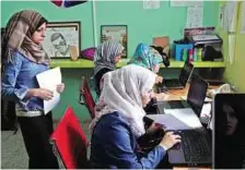  ?? Bloomberg ?? Animation class Hadeel El Safadi, chief executive officer of Davinci Box, (left) watches as female trainees practice 3-D animation on laptop computers at the offices of Gaza Sky Geeks.