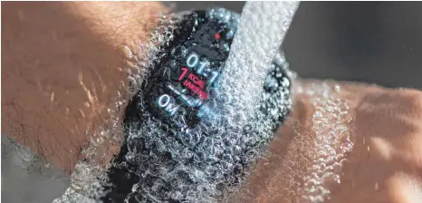  ?? FOTO: DPA ?? Viele Smartwatch­es, wie hier die Apple Watch Series 2, sind mittlerwei­le komplett wasserdich­t.