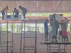  ?? HT PHOTO ?? About 250 workers were assigned the task to load heavy air-conditione­rs on to the iron frames at the n
Covid-19 facility at the Radha Soami Satsang Beas.