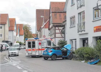  ?? FOTO: STEFFEN LANG ?? In der Memminger Straße prallte ein Auto gegen ein Gebäude.