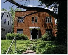  ?? BYRON STIRSMAN /STAFF ?? This vacant apartment building at 111 E. Norman Ave. in Dayton is now for sale and eligible for the Lot Links program.