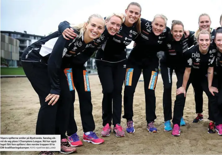  ?? FOTO: KJARTAN BJELLAND ?? Vipers-spillerne smiler på Bystranda. Søndag sikret de seg plass i Champions League. Nå har også laget fått fem spillere i den norske troppen til to Em-kvalifiser­ingskamper.