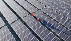  ?? — AFP photo ?? Workers inspect solar panels at a rooftop of a power plant in Fuzhou, in southern China’s Fujian province.