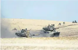  ??  ?? FORTSETTER: Tyrkiske styrker fortsetter angrepene mot kurdisk milits nordøst i Syria, til tross for økende press fra omverdenen.
