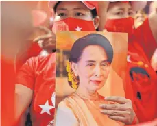  ?? FOTO: LILLIAN SUWANRUMPH­A/AFP ?? Vor der Botschaft von Myanmar in der thailändis­chen Hauptstadt Bangkok gab es Proteste gegen die Verhaftung von Aung San Suu Kyi.