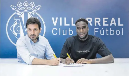  ?? VILLARREAL CF ?? El consejero delegado del Villarreal CF, Fernando Roig Negueroles (i), junto con el nuevo fichaje, Boulaye Dia (d), ayer durante la firma del contrato.